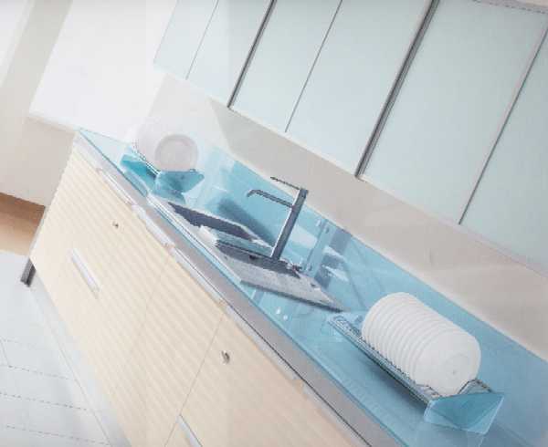 Cucina moderna:  anta con estetica a tapparella, a profilo concavo, disponibile nelle finiture laccato opaco o groffato, ed alcuni particolari in precomposto noce, con la possibilità di inserire ante a vetro con telaio in alluminio.